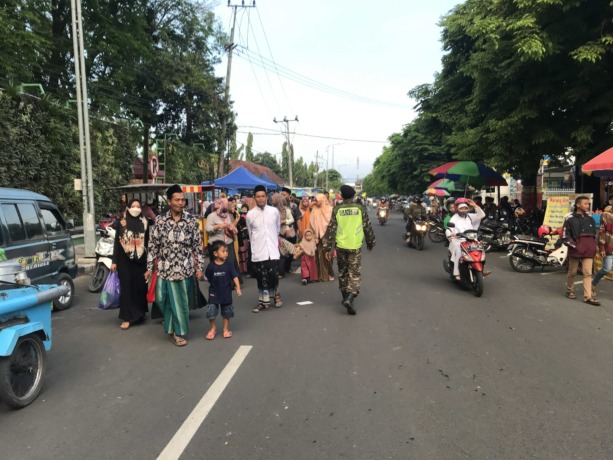 BERDERET PKL: Keramaian di Jalan Pemuda, Bojonegoro. Tahun ini bakal dibangun trotoar dan drainase. (BHAGAS DANI PURWOKO/RDR.BJN)