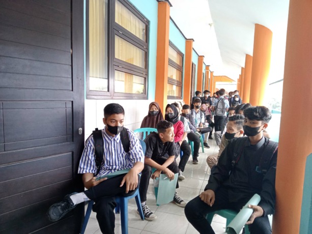 MENUJU SMK: Pendaftar menunggu giliran PPDB jalur zonasi SMKN. Tampak antrean di SMKN 2 Bojonegoro, Selasa lalu. (IRVAN RAMADHAN/RDR.BJN)
