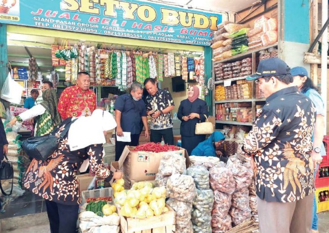 TERJUN LANGSUNG: Sekretaris Komisi B DPRD Lamongan Anshori bersama Plt Kepala Disperindag Lamongan M Zamroni dan Direktur Perumda Pasar Lamongan Hartono melakukan sidak cabai di pasar.