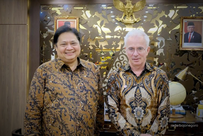 FOTO BERSAMA: Direktur Eksekutif The Global Fund Peter Sands saat bertemu dengan Menko Airlangga Hartarto (Kiri) (Istimewa For RDR.BJN)