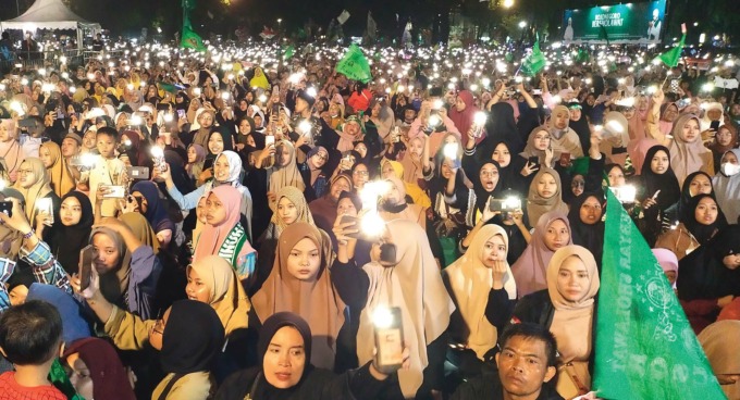 SEMUA DUDUK DAN BERSALAWAT: Alun Alun Bojonegoro penuh dengan masyarakat larut dalam salawat. (M.NURCHOLIS/RDR.BJN)
