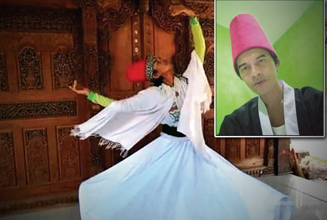 SEPERTI DOA: Minto menari sufi. Mengenalkan tarian kepada tetangganya di Kecamatan Padangan. (Istimewa For RDR.BJN)