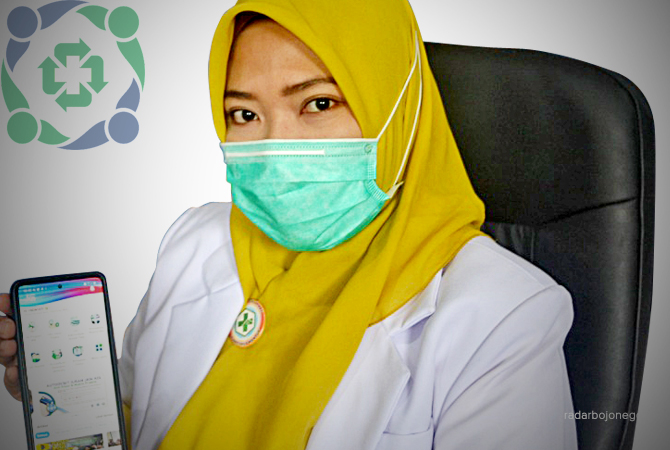 dr Hidayati Khoirunnisa, Kepala Puskesmas Mantup sedang menunjukkan aplikasi mobile JKN. (Istimewa For RDR.LMG)