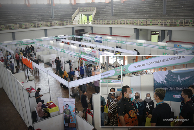 ANTUSIAS TINGGI: Para anak muda mengikuti bursa kerja digelar di Gor Mustika kemarin. Ada 17.700 lowongan pekerjaan. (LUKMAN HAKIM/RDR.BLORA)