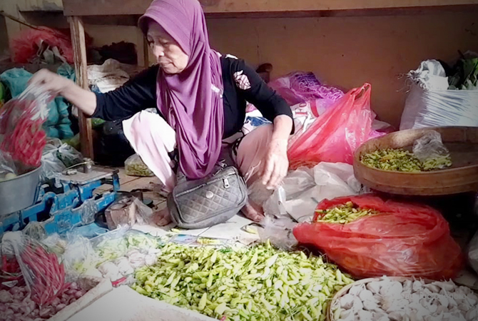 PEDAS: Pedagang di Pasar Sido Makmur Blora menata cabai. Saat ini harga cabai rawit menembus Rp 100 ribu. (Lukman Hakim/RDR.BLORA)