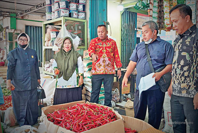 TERJUN LANGSUNG: Sekretaris Komisi B DPRD Lamongan Anshori bersama Plt Kepala Disperindag Lamongan M Zamroni dan Direktur Perumda Pasar Lamongan Hartono melakukan sidak cabai di pasar. (M.GAMAL AYATULLAH/RDR.LMG)