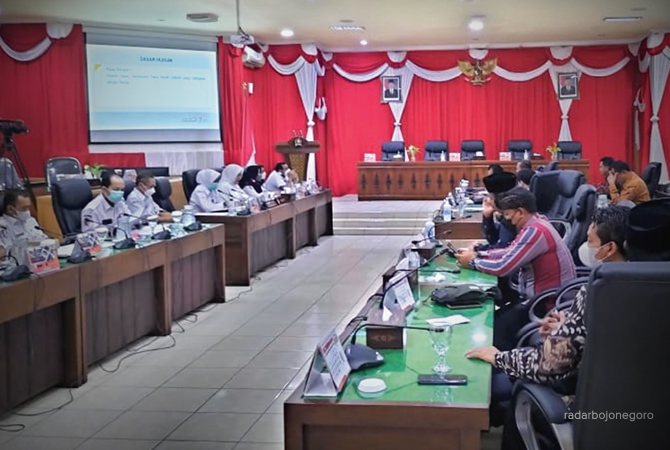 RAPAT KERJA: Bupati Anna Mu