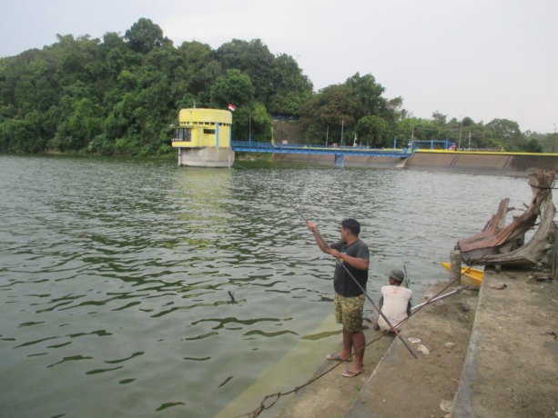 SUMBER KEHIDUPAN: Waduk Pacal menjadi sumber kehidupan warga sekitar, setiap hari terdapat pengunjung memancing ikan. (M. NURKOZIM/RDR BJN)