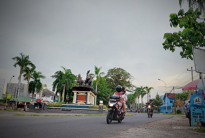MASIH HUJAN: Mendung terjadi di kawasan Tuk Buntung Kecamatan Cepu kemarin (15/6). Hujan diprediksi hingga awal Juli. (LUKMAN HAKIM/RDR.BLORA)