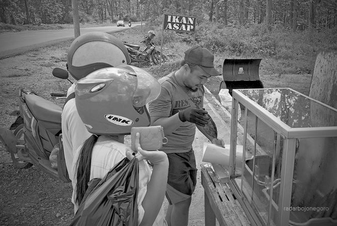 PUNYA SELERA: Peminat ikan asap di kawasan hutan Cepu. (M. LUKMAN HAKIM/RDR.BLORA)