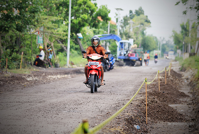 BAKAL DIUJI KETEBALANNYA: Urukan di jalan Plembon – Sukodadi yang dilakukan pemadatan. Urukan itu bakal diuji untuk memastikan sesuai perencanaan. (ANJAR DWI P/RDR.LMG)