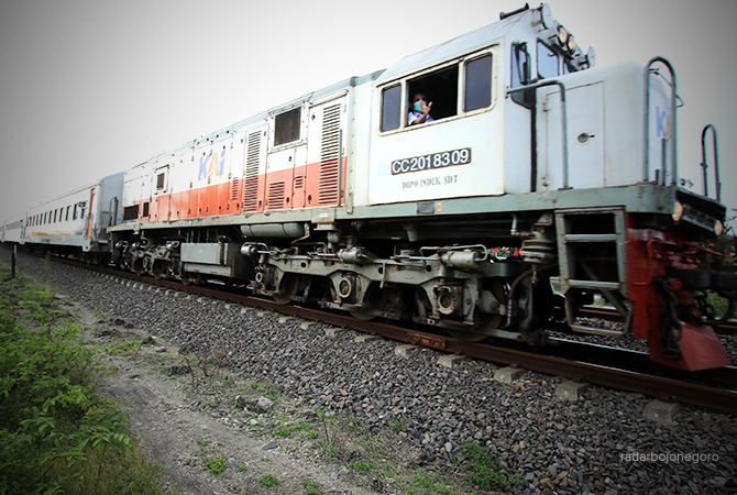 SEHARI SEPULUH KA: Kereta api yang melintas di wilayah Lamongan. Untuk menghadapi libur sekolah, operasional KA ditambah armadanya. (ANJAR DWI P/RDR.LMG)