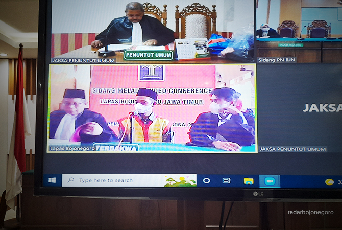 DIADILI: Kades Kanten (nonaktif) menjalani sidang secara daring kemarin (23/6). Terdakwa terjerat dua perkara dugaan penipuan. (Bhagas Dani Purwoko/RDR.BJN)