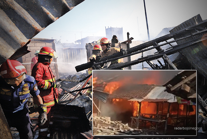 JINAKKAN API: Petugas damkar memadamkan api membakar Pasar Bungkal kemarin sore (22/6). Penyebab kebakaran masih penyelidikan. (NURCHOLIS/RDR.BJN)