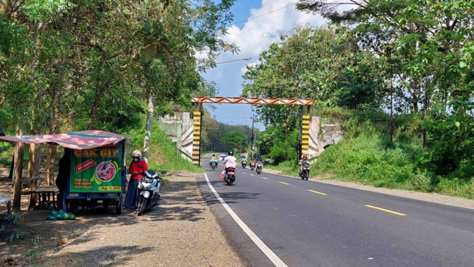 SARAT SEJARAH: Jalur kereta kayu ini mirip jembatan gantung. Dulunya jalur kereta muatan kayu menuju Pasar Sore dan TPK. Saat ini bangunan masih utuh melintas jalan raya Cepu-Blora. (LUKMAN HAKIM/ RDR.BJN)