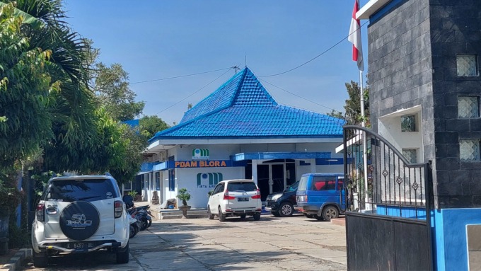 PERUSAHAAN DAERAH: Kantor PDAM Blora tampak beberapa mobil parkir. PDAM berusaha tutup lubang kerugian tahun-tahun sebelumnya. Laba belum bisa masuk PAD. (LUKMAN HAKIM/RDR.BJN)