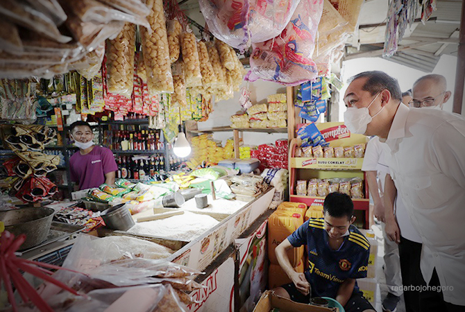 Menteri Perdagangan, Muhammad Lutfi meninjau implementasi sistem distribusi closed loop Program Minyak Goreng Curah Rakyat oleh Pelaku Usaha Jasa Logistik dan Eceran (PUJLE) di Pasar Ciputat, Tangerang Selatan, Banten, Rabu (8 Juni 2022). (Istimewa For RD
