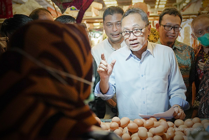 Menteri Perdagangan, Zulkifli Hasan meninjau barang kebutuhan pokok di Pasar Koja Baru, Jakarta, Jumat (17 Juni 2022). (Istimewa For RDR.BJN)