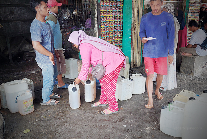 SEMBAKO: Warga mengantre minyak goreng di salah satu toko. Pedagang berharap kelangkaan tidak terulang. (M. NURCHOLIS/RDR.BJN)