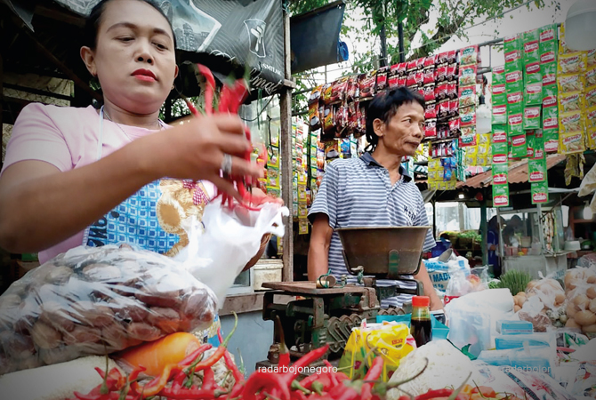 SEPI PEMBELI: Pedagang di Pasar Kota sedang melayani pembeli, akhir-akhir ini sepi pembeli. (M. Nurkozim/RDR.BJN)