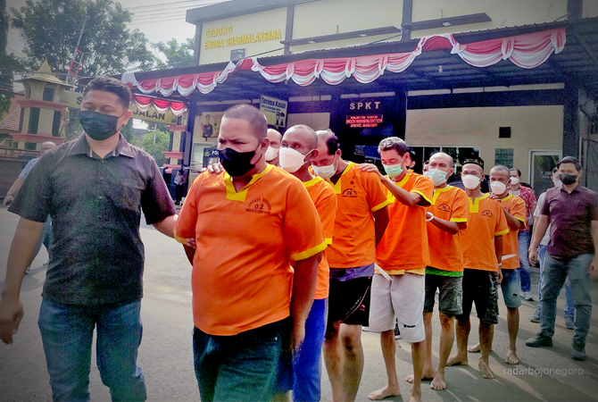 TERJARING OPERASI PEKAT SEMERU: Para tersangka yang dibawa ke halaman Mapolres Lamongan kemarin. (ANJAR DWI P/RDR.LMG)