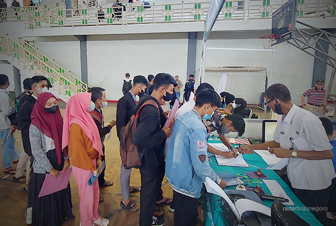 BEREBUT PEKERJAAN: Para pencari kerja meramaikan job fair digelar di Gor Mustika Blora. (Lukman Hakim/RDR.BLORA)
