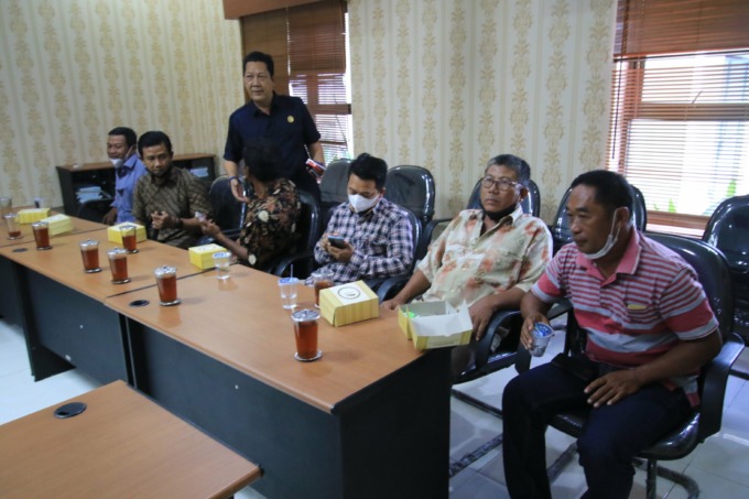 BERI SOLUSI: Komisi C DPRD Lamongan saat melakukan audiensi dengan petani garam Kecamatan Brondong, Lamongan kemarin (27/6).  (ANJAR DWI PRADIPTA/RDR.LMG)