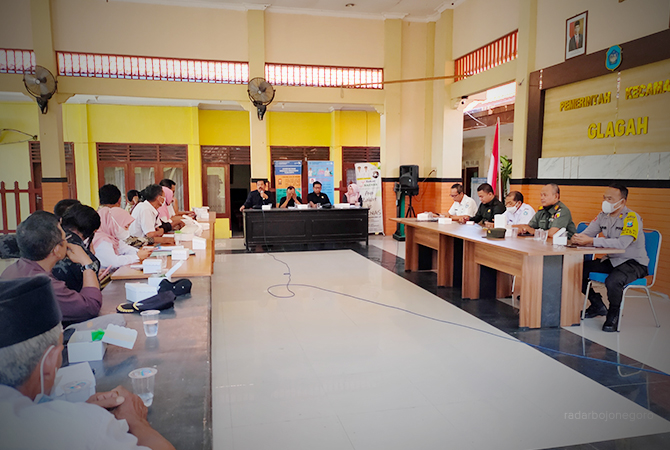 TERJUN LANGSUNG: Komisi A DPRD Lamongan melakukan pengawasan pada persiapan Pilkades mendatang. (AHMAD ASIP/RDR.LMG)