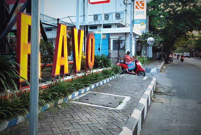 DITATA BARU: Sudut trotoar di depan Bravo Swalayan. Trotoar ini nanti lebarnya menjadi 2,5 meter. (M. ARIF YANTO/RDR.BJN)