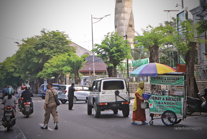 PUSAT KOTA: Anggota Satpol PP Bojonegoro merazia PKL berjualan sekitar Masjid Agung Darussalam. Menurut satpol, alun-alun harus steril PKL. (NURCHOLIS/RDR.BJN)