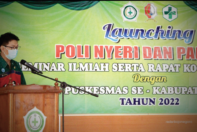 MAKIN KOMPLET: Plh Direktur RSUD dr Sosodoro Djatikoesoemo dr. Rio Herdyanto, Sp.JP (K) FIHA memaparkan saat launching poli nyeri dan paliatif.  (Istimewa For RDR.BJN)
