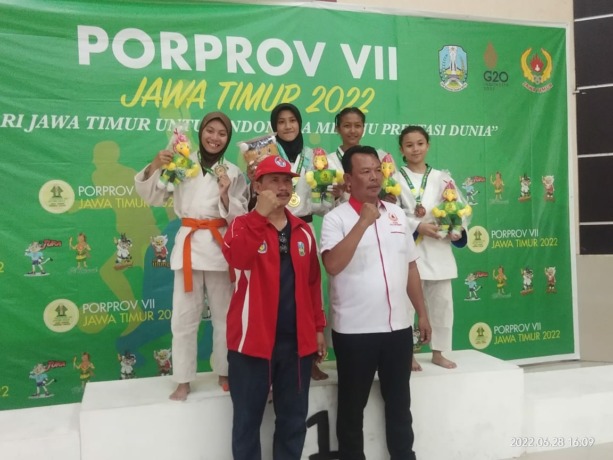 BAWA PRESTASI: Atlet dan kontingen Bojonegoro mendapat medali. Hari ketiga porprov, Bojonegoro tembus 10 besar. (IST/RDR.BJN)