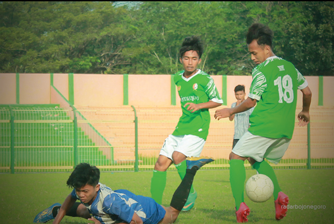 SIAP TANDING: Pesepak bola tim porprov saat uji coba. Ada tiga Cabor tak ikut porprov. (M. IRVAN RAMADHAN/RDR.BJN)