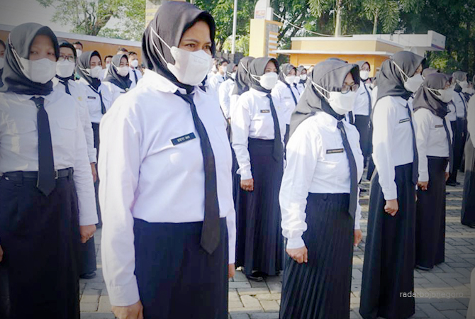 PACU KINERJA: Para aparatuPACU KINERJA: Para aparatur PPPK saat penerimaan SK kemarin. Pemkab dan DPRD masih bahas skema honorer. (Lukman Hakim/RDR.BLORA)