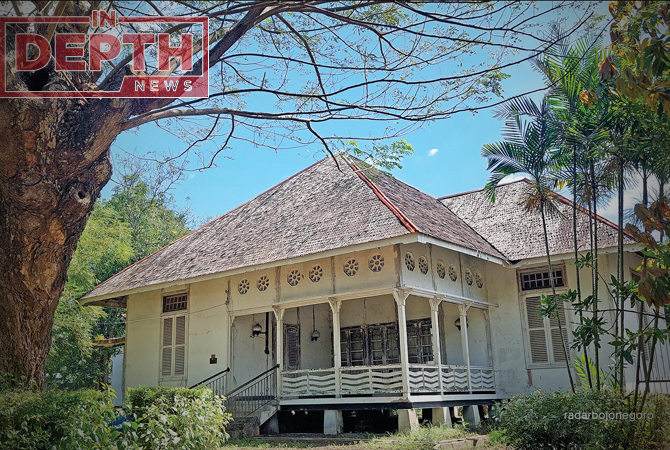 MASIH KOKOH: Rumah tua berarsitektur Eropa berada di kawasan Desa Nglaju, Kecamatan Cepu. Rumah tua ini memiliki halaman luas dengan pepohonan. (LUKMAN HAKIM/RDR.BJN)