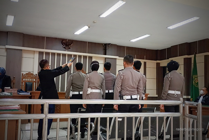 DIAMBIL SUMPAH: Anggota satlantas menjadi saksi dalam sidang di PN Tipikor Semarang kemarin (13/6). Terdakwa pasutri anggota polisi. (ISTIMEWA/RDR.BJN)