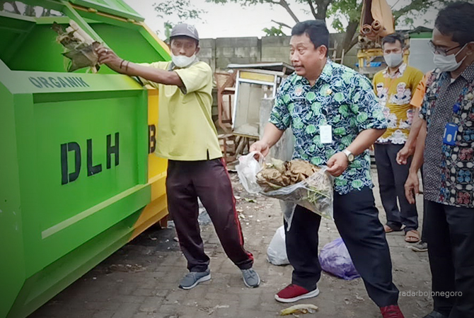 DIPILAH: Bak sampah diletakkan di Pasar Sido Makmur Blora. Ada pemisahan sampah agar lebih tertata. (Lukman Hakim/RDR.BLORA)