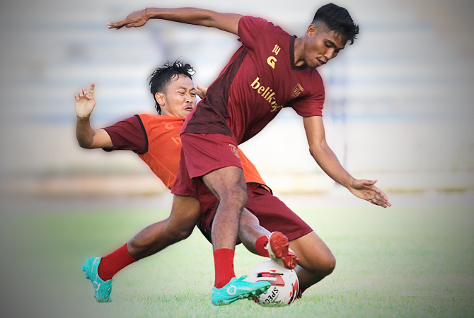 MATANGKAN SKUAD: Coach Fakhri terus mematangkan kesiapan skuadnya. Deadline terdekat, Persela dijadwalkan melakukan uji coba melawan PSMS Medan. (ANJAR DWI PRADIPTA/RDR.LMG)