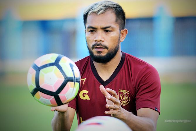 LATIHAN RINGAN: Zulham Zamrun memainkan si kulit bundar di Stadion Surajaya Lamongan kemarin sore. (ANJAR DWI P/RDR.LMG)