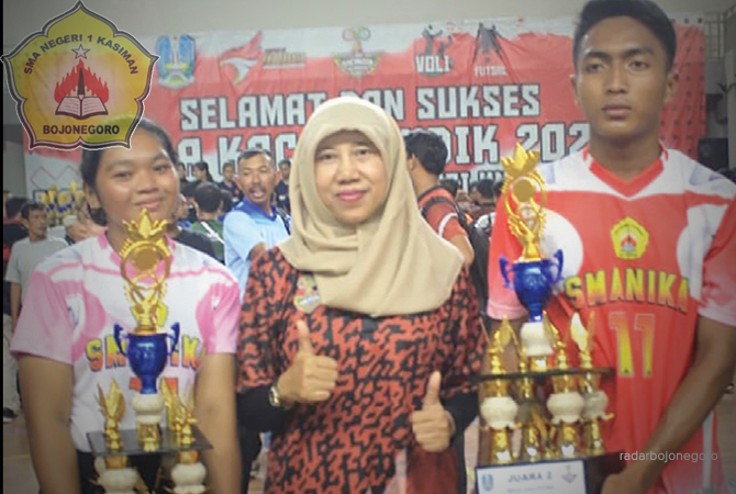 PRESTASI: Tim bola voli putra dan putri menjadi juara dua bola voli Liga Kacabdin 2022. (Istimewa For RDR.BJN)