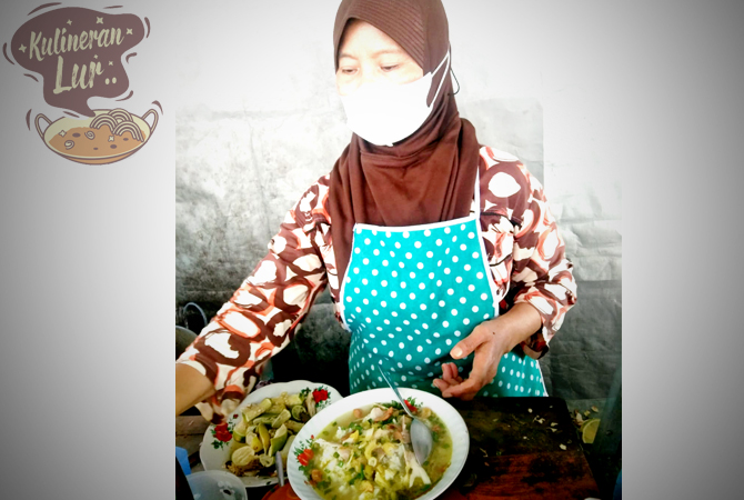 MENGGUNGAH SELERA: Mbak Tun saat menghidangkan soto khas tanpa koya, yang resepnya sudah turun temurun di keluarganya. (RIKA RATMAWATI/RDR.LMG)