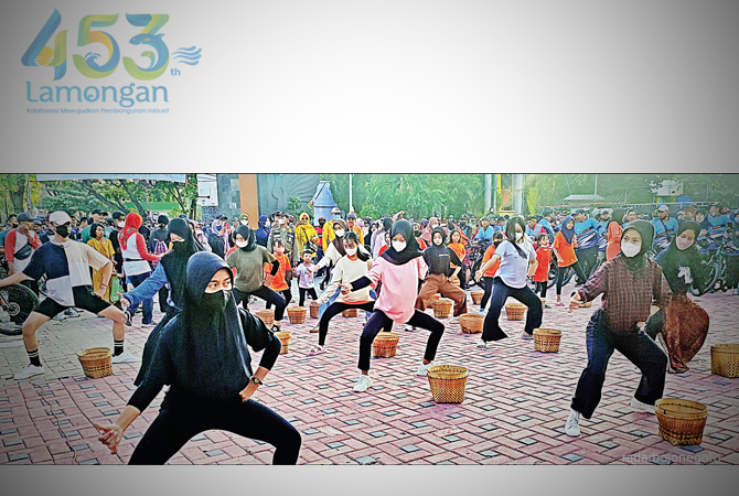 MENGHIBUR: Puluhan penari menghibur masyarakat dengan membawakan tari boran secara flash mob. (ANJAR DWI PRADIPTA/RDR.LMG)