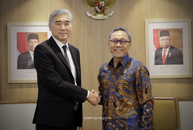 JABAT TANGAN: Menteri Perdagangan RI, Zulkifli Hasan menerima kunjungan Duta Besar Amerika Serikat (AS) Jakarta, Sung Kim di Kantor Kementerian Perdagangan, Jakarta, Selasa (28 Juni 2022). (Istimewa,rbjn)