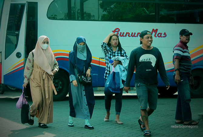 BELUM RAMAI: Penumpang berjalan di Terminal Padangan. Terminal di ujung barat berbatasan dengan Cepu, Blora, ini masih sepi. (M. IRVAN RAMADHON/RDR.BJN)