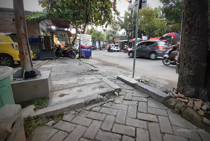 PERKOTAAN: Jalan Pemuda masih berpaving. Tahun ini giliran Jalan Pemuda akan dirombak. (BHAGAS DANI PURWOKO/RDR.BJN)