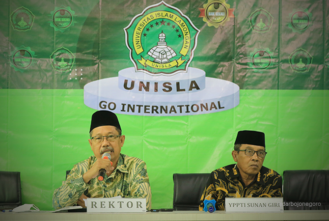 TINGKATKAN KUALITAS TENAGA PENGAJAR: Rektor Unisla, Bambang Eko Muljono, menjelaskan tentang sejumlah dosen yang mengikuti program doktor hingga kuliah S-3 di luar negeri.  (ANJAR DWI P/RDR.LMG)