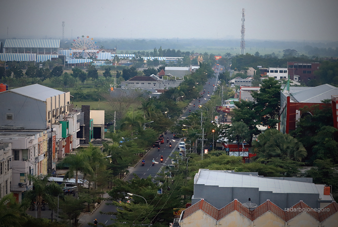 SEKTOR BISNIS: Kawasan Jalan Veteran ini menjadi ruas bisnis. Potensi usaha terbuka meski saat ini masih stagnan. Pada 2021 ada 440 usaha mandiri baru. (NURCHOLIS/RDR.BJN)