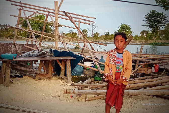 ROBOH: Salah satu warung usai diterpa angin kencang di Dusun Brasan, Desa Kemlagilor, Kecamatan Turi kemarin sore (12/6). (ISTIMEWA/RDR.LMG)