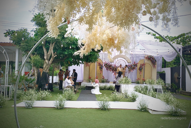 PESTA PERNIKAHAN: Salah satu aktivitas wedding di sebuah kafe di Jalan Mangga, Bojonegoro. Masyarakat pedesaan kini juga mulai memakai WO. (M.NURCHOLIS/RDR.BJN)