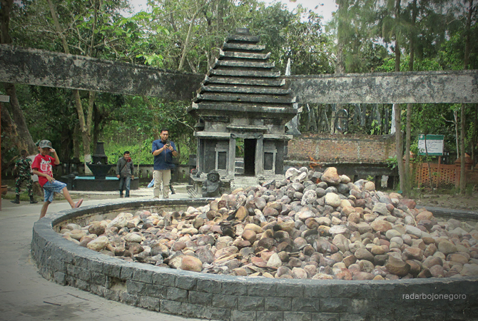 API ABADI: Pengunjung Kahyangan Api sedang menyaksikan api abadi, akhir-akhir ini masih sepi pengunjung. (M. NURKOZIM/RDR.BJN)